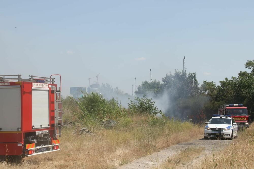 KAMION SA BALAMA SENA GORI KOD SMEDEREVA: Na licu mesta 3 vatrogasna vozila