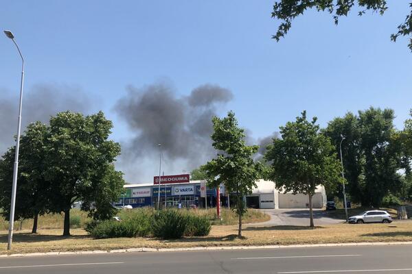 UGAŠEN POŽAR U KIKINSKOM ATARU: Još gori kod Železničke stanice!