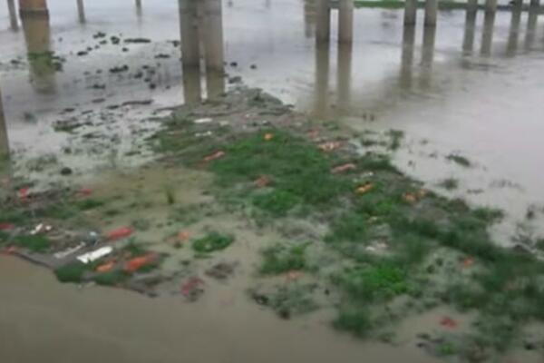 LEŠEVI TIHO PLUTAJU SVETOM REKOM INDIJE: Tela mrtvih od korone izronila iz grobova duž obale!(VIDEO)