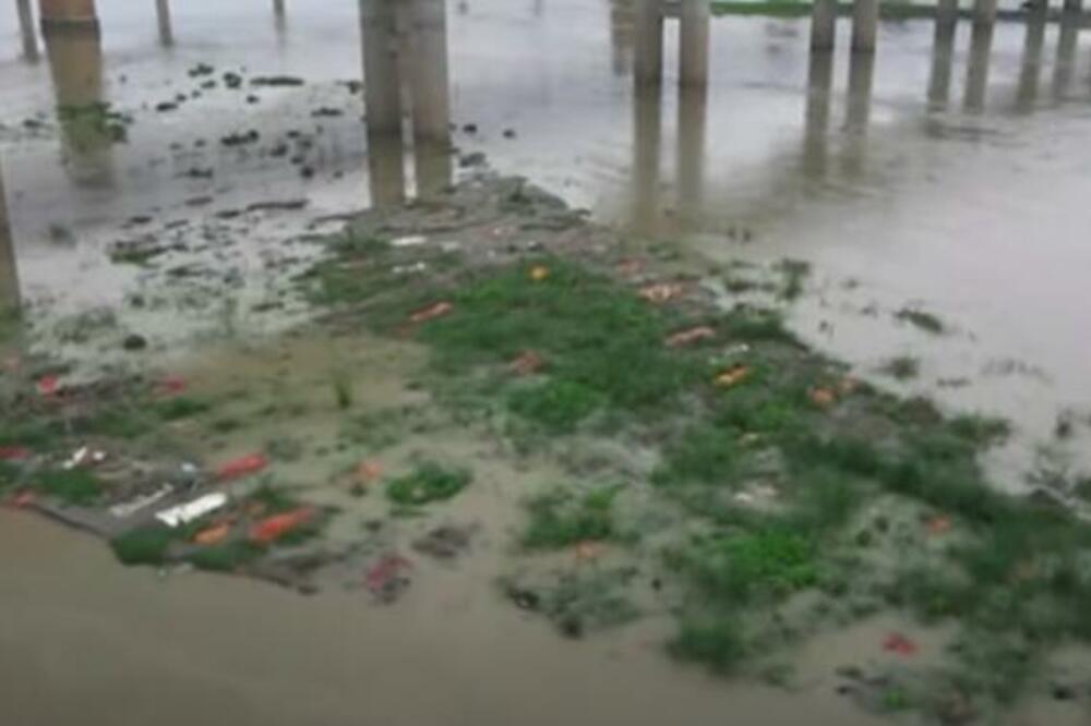 LEŠEVI TIHO PLUTAJU SVETOM REKOM INDIJE: Tela mrtvih od korone izronila iz grobova duž obale!(VIDEO)