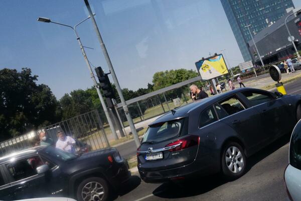 ĐORĐE DAVID IMAO UDES?! Velika GUŽVA oko njegovog AUTOMOBILA!