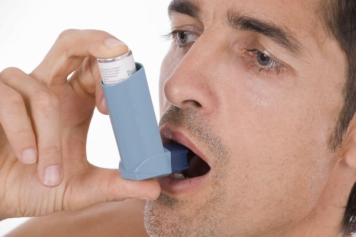 Принимать через рот. Ингалятор для астматиков карманный. Ингалятор астма. Бронхиальная астма ингаляторы. Трубка для астматиков.