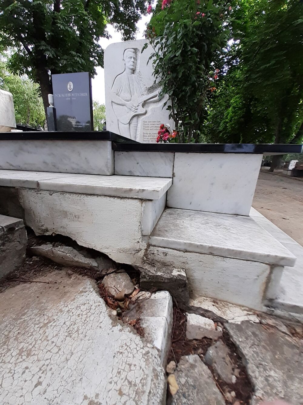 Grob Milana Mladenovića