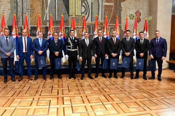 PREDSEDNIK ODLIKOVAO PRIPADNIKE MUP-a: Odličja su svedoci i svetleći putokazi večnih vrednosti koje gajimo