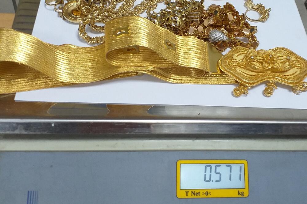 NA HORGOŠU ZAPLENJENO SVE SAMO ZLATO! Policija kod krijumčara pronašla i gasni pištolj (FOTO)