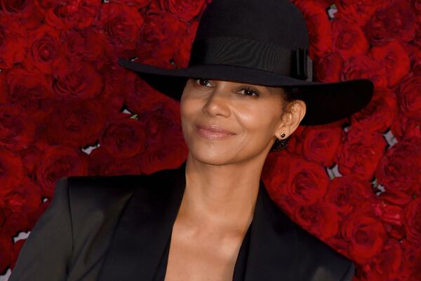 GLUMICA IMA 54 GODINA, TRENIRA 4 SATA DNEVNO: Njena POTPUNO GOLA FOTKA IZNENAĐUJE, zadnjica joj ovako izgleda?