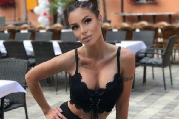 ATRAKTIVNA PEVAČICA POLUGOLA I VRELA U BAZENU UVIJA: Mnogi PADALI OD SMEHA I BLAMA, nećete verovati prizoru!(VIDEO)