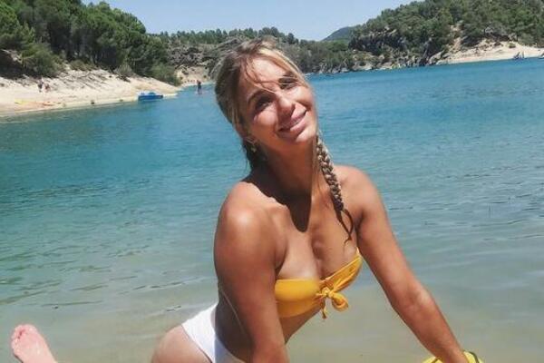 VRELA PROFESORKA SE NON STOP SKIDA, IMAMO FOTKE KOJE IZAZIVAJU NEVERICU: Đaci jedva čekaju ČAS KOD FATALNE PLAVUŠE