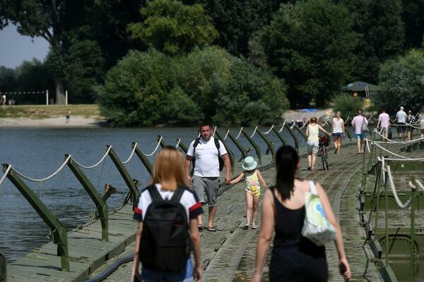 KREĆE UŽIVANCIJA: Vojska Srbije postavila pontonski most do plaže Lido