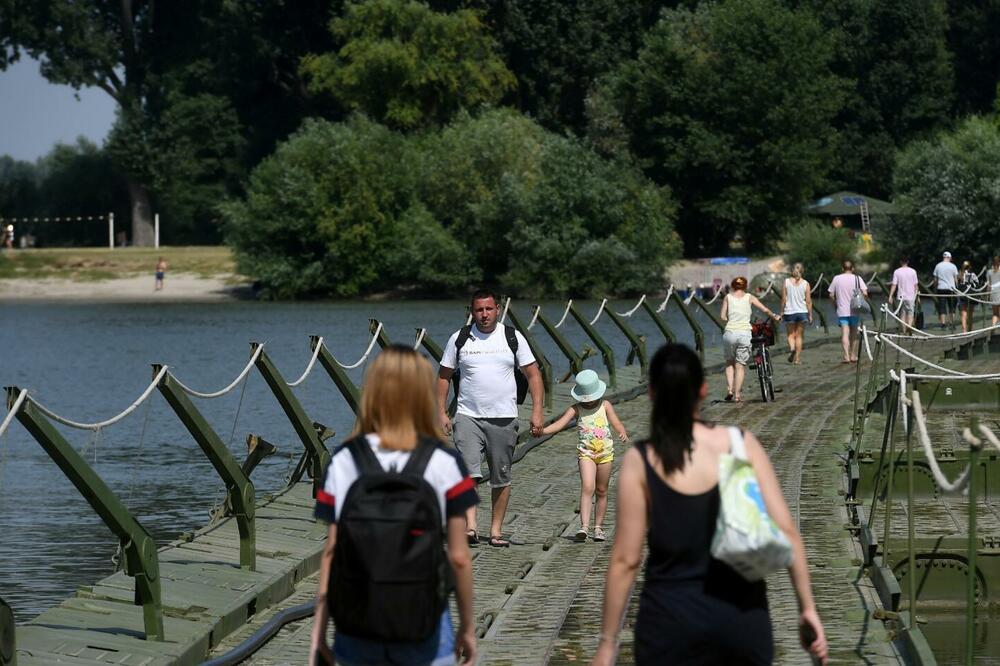 KREĆE UŽIVANCIJA: Vojska Srbije postavila pontonski most do plaže Lido