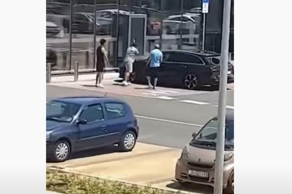 NEVIĐEN SKANDAL! Muškarac išao sa palicom i DIVLJAČKI RAZBIJAO automobile, sve je uhvaćeno KAMEROM! (VIDEO)