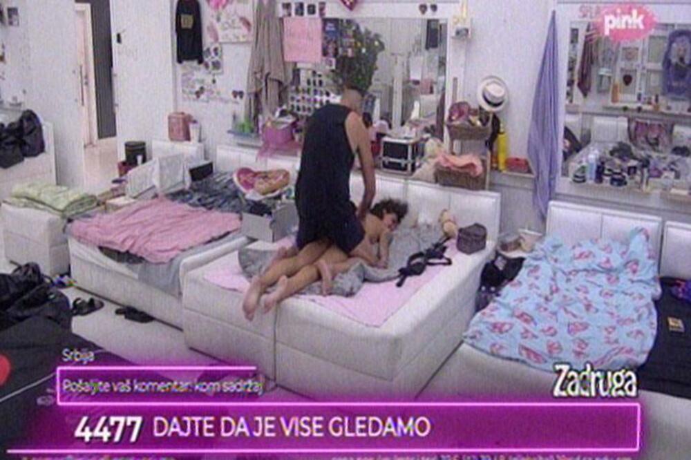 DOK JE SVETLO BILO UPALJENO! Mina se skinula i zamolila Cara da joj ovo uradi! (FOTO)