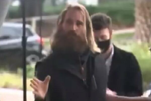 MUŠKARAC PREKINUO KONFERENCIJU ZA ŠTAMPU KAKO BI OBJAVIO VAŽNU VEST: "Ja sam stvaralac PLANETE ZEMLJE"! (VIDEO)