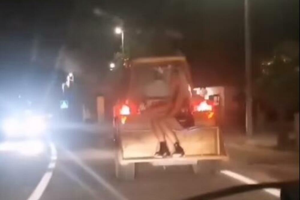 VOŽNJA VEKA! Navukla je MINIĆ pa zajašila TRAKTOR! HIT SCENA na putu, tako se ide u kafanu! (VIDEO)
