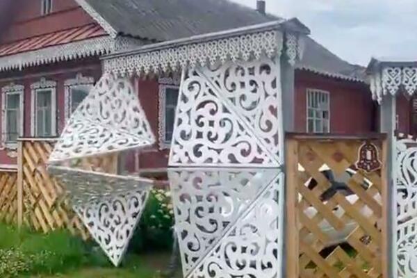 PAŽNJA, VRATA SE ZATVARAJU! NEVEROVATNA INOVACIJA U DVORIŠTU: Unikat ili kič? (VIDEO)