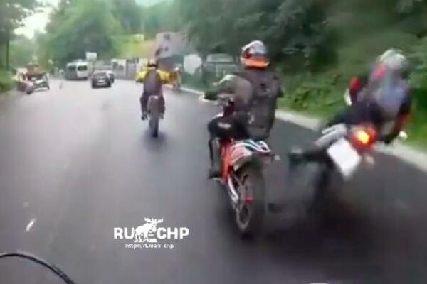 ZA DLAKU IZBEGNUTA TRAGEDIJA: Bajker jurcao po KLIZAVOM PUTU pa pokosio sve pred sobom, čak i KONJA! (VIDEO)