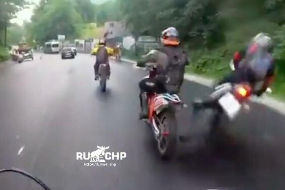 ZA DLAKU IZBEGNUTA TRAGEDIJA: Bajker jurcao po KLIZAVOM PUTU pa pokosio sve pred sobom, čak i KONJA! (VIDEO)