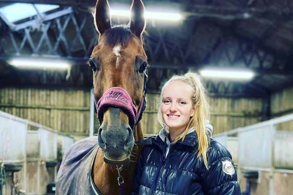 MANEKENKA (23) PRONAĐENA U LOKVI KRVI: Imala ubodnu ranu u VRATU, nedaleko od njenog tela pronađeno još jedno!