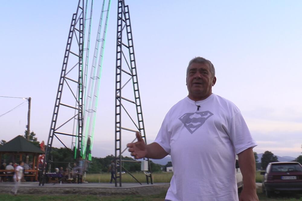 RADE JE SAHRANIO POLA KRALJEVA, A SAD JE REŠIO DA ZALJULJA MEŠTANE: Ko se jednom zaljulja, leteće 36 metara (FOTO)