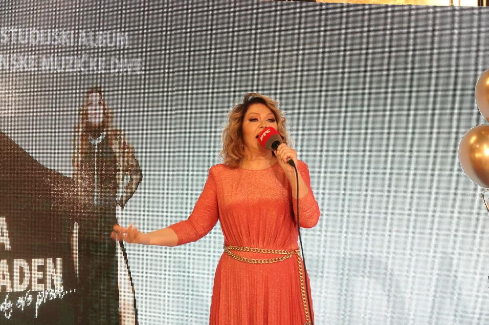 IZNENAĐENJE ZA NEDU UKRADEN NA POČETKU PROMOCIJE: Zgodni mladić joj dao CVEĆE, a onda je ona ZAIGRALA uz novu pesmu