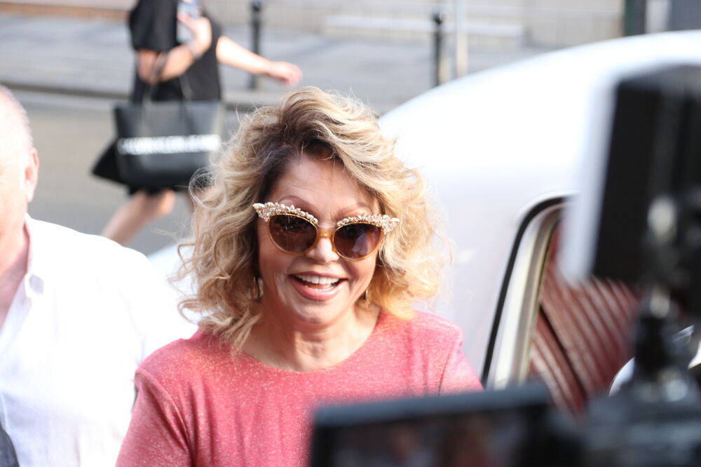 NEDA UKRADEN PRELAZI U LAJFKOUČE? Pevačica rođena za tu profesiju, evo i zašto!