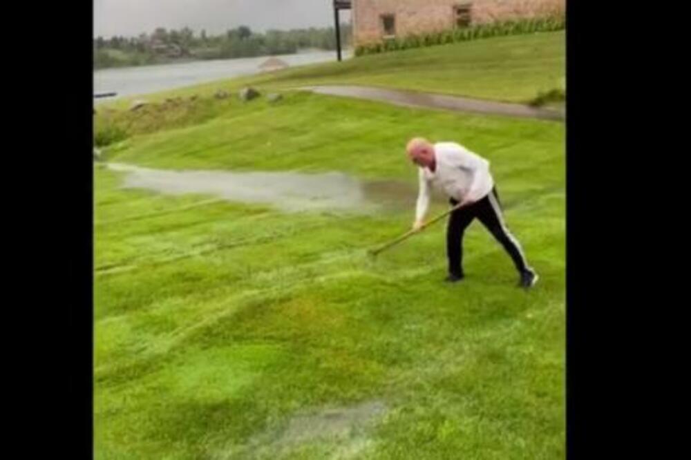 DA LI STE NEKAD VIDELI BUBULJICU OD 2 METRA? E ovaj čovek je ISCEDIO JEDNU! (VIDEO)