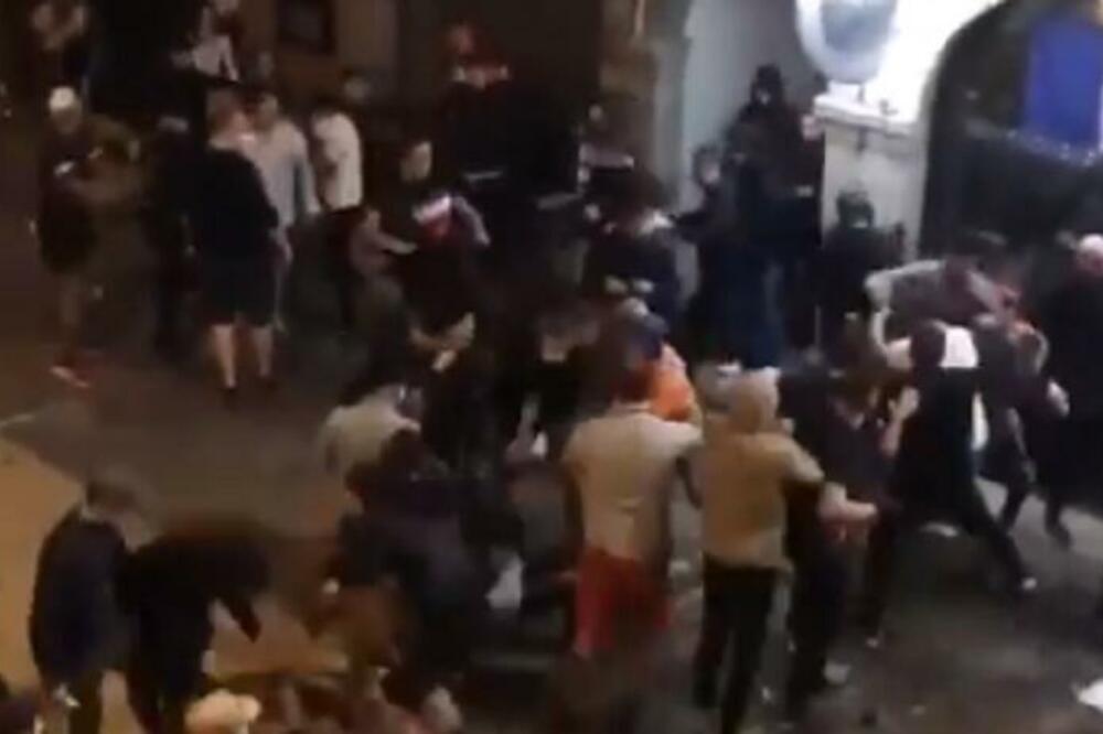 NAVIJAČI SU PONOVO DIVLJALI NA EURU: Letele stolice, flaše, kamenice, centar grada je bio potpuno uništen! (VIDEO)