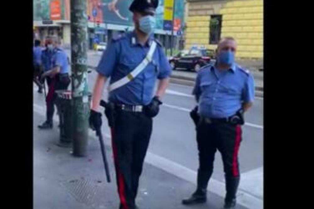 POLICAJCI OPTUŽENI ZA RASIZAM: Isplivao snimak na kome tuku TINEJDŽERE, oglasio se i gradonačelnik MILANA! (VIDEO)