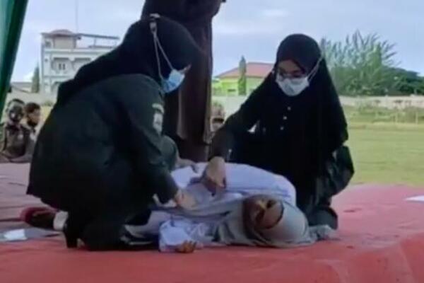 JEZIV SNIMAK IZ INDONEZIJE: Žena se onesvestila od bola nakon 100 udaraca BIČEM zbog odnosa pre BRAKA! (VIDEO)