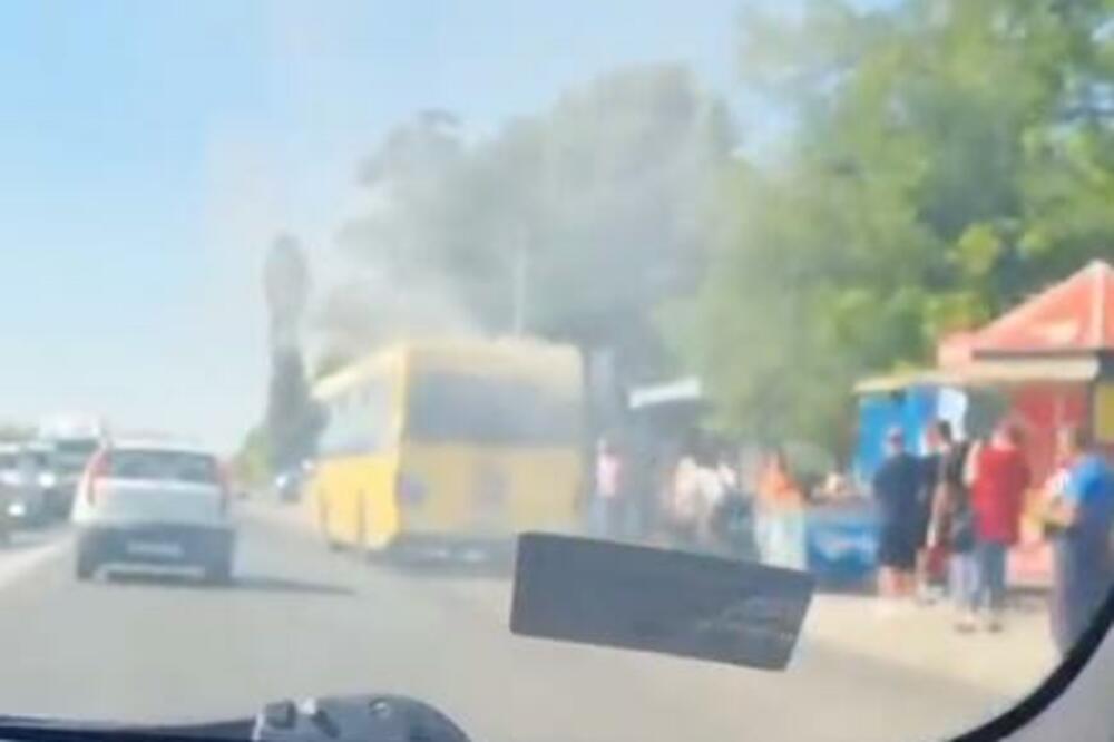 OPŠTA HAVARIJA U BORČI: Gori autobus, vatrogasci HITNO REAGOVALI, u toku je GAŠENJE VATRENE STIHIJE (FOTO)