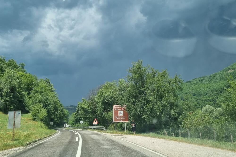 SNAŽNO NEVREME POGODILO PRIJEPOLJE! Seoska područja bez struje, a vozačima se savetuje oprez zbog ODRONA!