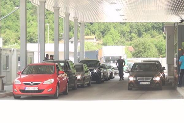 AMSS: Kamioni na Horgošu čekaju 7 sati, na prelazu Kelebija 6