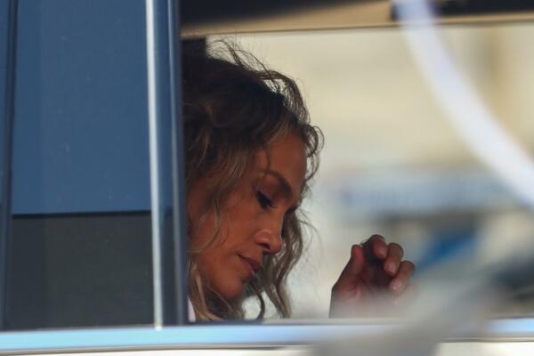 IAKO SVI UZDIŠU ZA POPULARNOM PEVAČICOM, ONA LJUBOMORIŠE NA MLAĐE DEVOJKE?!