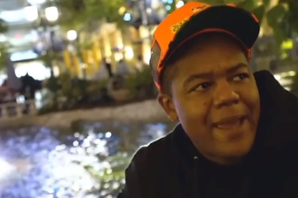 PRVO SE POSTAVIO KAO OTAC,A ONDA JE SLAO EKSPLICITNE PORUKE MALOLETNICI! Ona sada od njega traži 1,5 MILIONA DOLARA