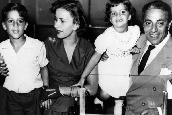 Preljube, tragične smrti i milijarde rodile su ovu lepoticu: Jedina je naslednica ''proklete porodice'', a živi...