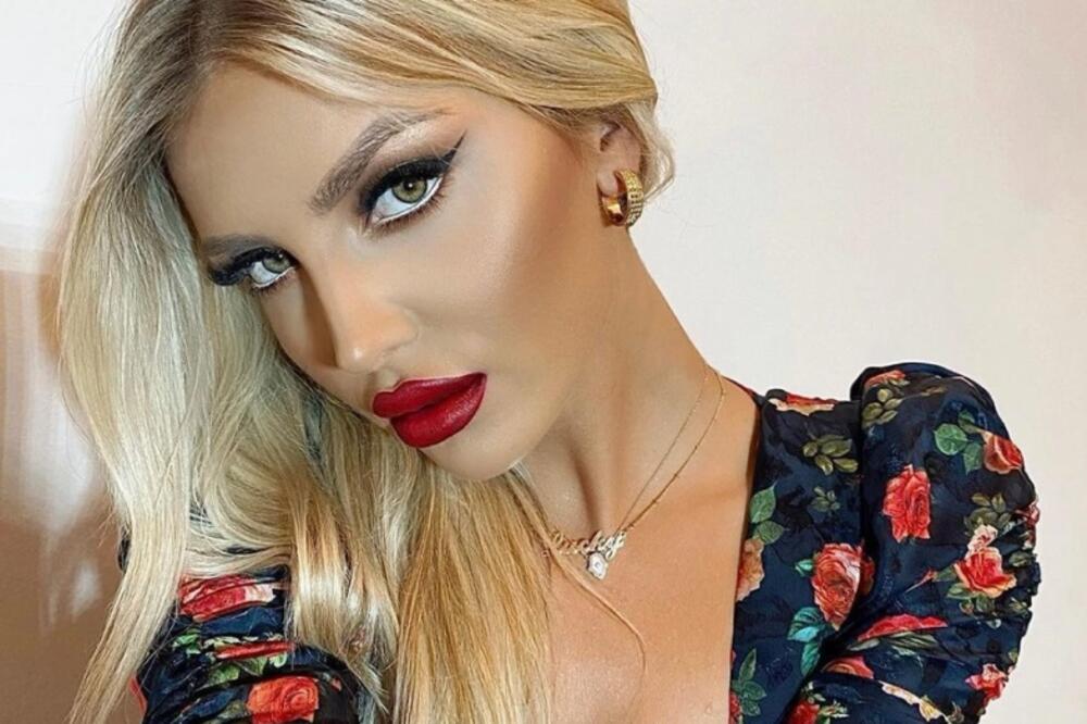 ŠTA LI ĆE JOJ REĆI SVEKRVA BRENA?!Sandra Miljaković PROVOKACIJA BEZ PREMCA:Izašla na ulicu sa PROREZOM između NOGU!