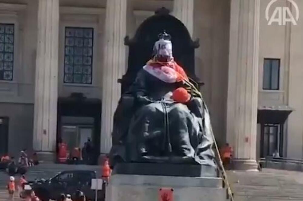 SRUŠENE STATUE KRALJICE VIKTORIJE I ELIZABETE: Raste BES građana zbog otkrivanja neobeleženih GROBOVA dece! (VIDEO)