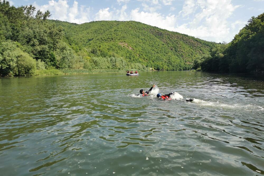 UDAVIO SE MLADIĆ NA JEZERU U HRVATSKOJ: Prijatelji pokušali da ga spasu, ali bilo je kasno
