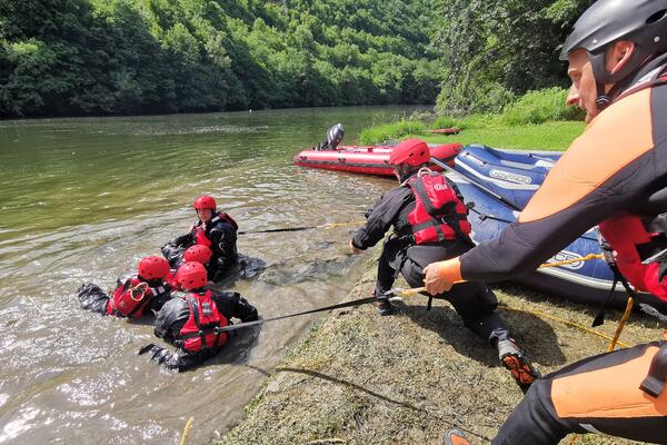 SVE VIŠE LJUDI GUBI ŽIVOT U REKAMA I BAZENIMA U SRBIJI: Formiraju se specijalizovani timovi za spasavanje iz vode