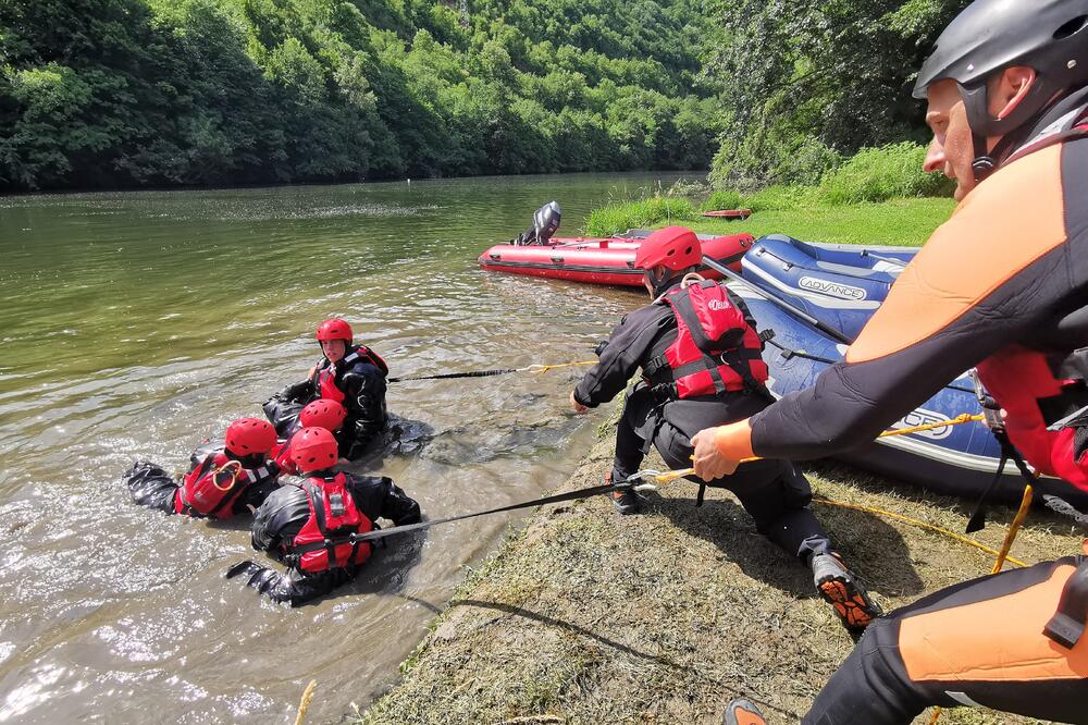 SVE VIŠE LJUDI GUBI ŽIVOT U REKAMA I BAZENIMA U SRBIJI: Formiraju se specijalizovani timovi za spasavanje iz vode