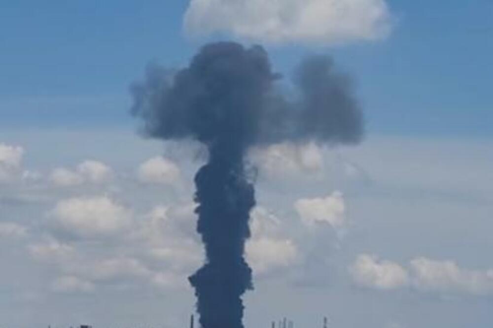 SNAŽNA EKSPLOZIJA U RUMUNIJI: Kulja gust crni dim iz rafinerije, dve osobe povređene! (FOTO/VIDEO)