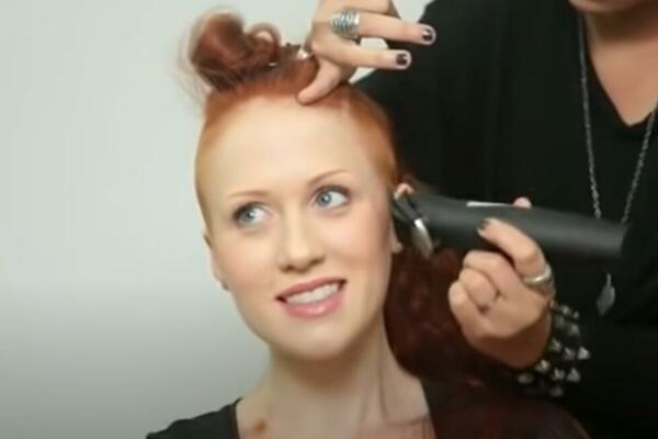 IMALA JE DUGAČKU CRVENU KOSU, ALI JE ODLUČILA DA SE OŠIŠA DO GLAVE: Rezultat će vas ZAPANJITI! (VIDEO)