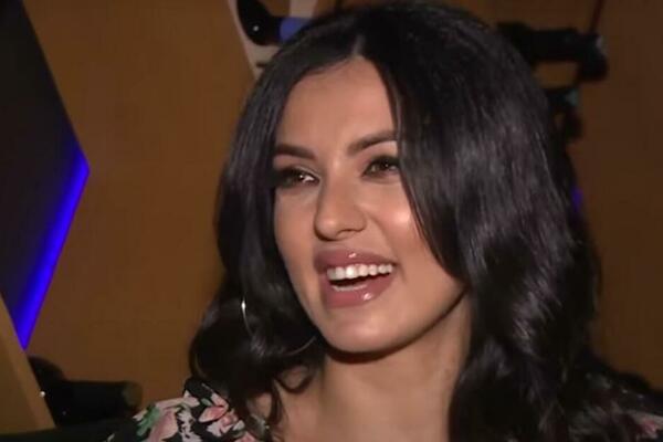 TANJA SAVIĆ IMITIRA BRENU I JANU, KAO DA SLUŠATE BAŠ NJIH! Neverovatna PROMENA, retko ko može ovo! (VIDEO)