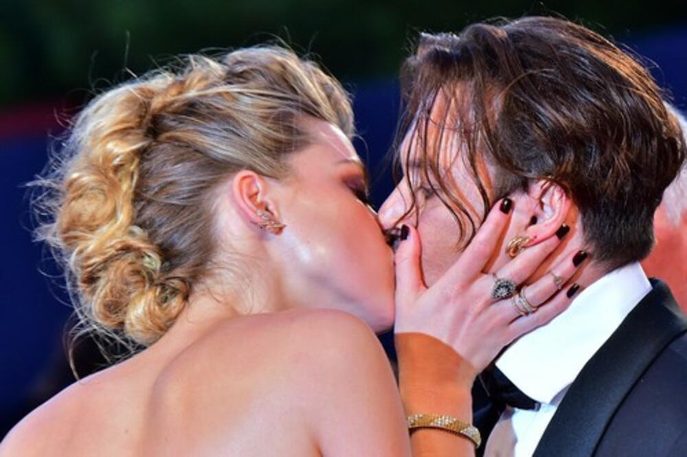 SKANDALOZNO! P*NIS DŽONIJA DEPA SVE OMEO U SUDNICI: Vrištali su od smeha (VIDEO)