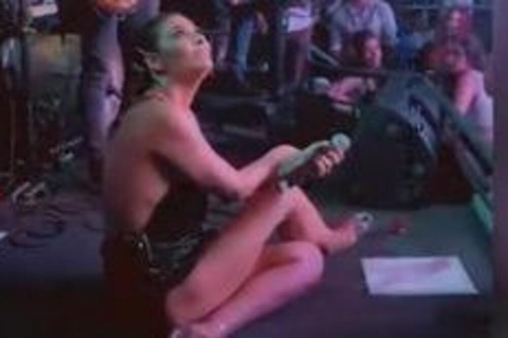 MALO SE OPUSTILA! ANA NIKOLIĆ NASTUP ZAPOČELA U SUKNJI A ZAVRŠILA GA U DONJEM VEŠU: Publika U EKSTAZI!