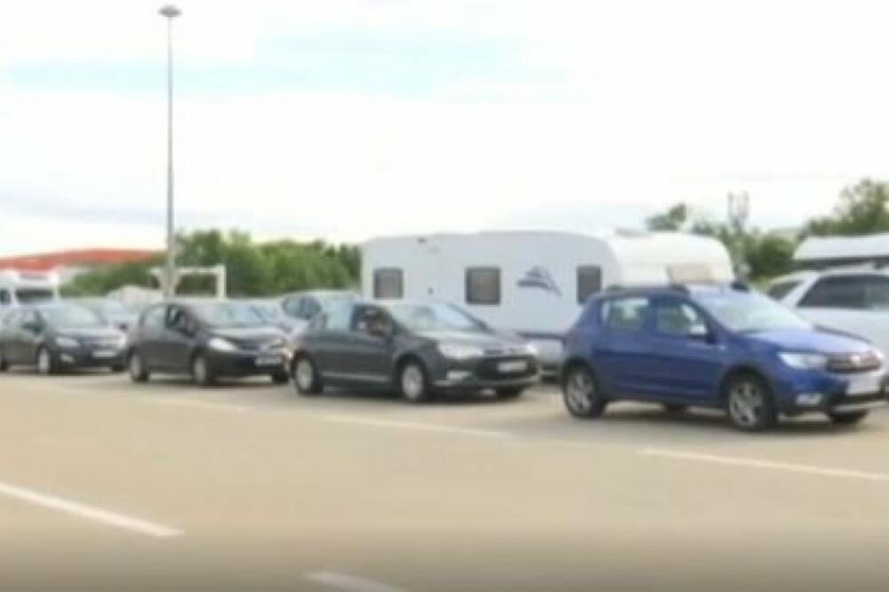 KOLAPS NA GRANIČNIM PRELAZIMA ZA VIKEND: Tokom noći Preševo prešlo više od 2.000 vozila (FOTO)