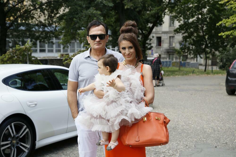 DIDI J KRSTILA ĆERKU! TRUBAČI ZASVIRALI ISPRED CRKVE, ONA U ULTRA SKUPOJ HALJINI: Muž je prati u stopu!