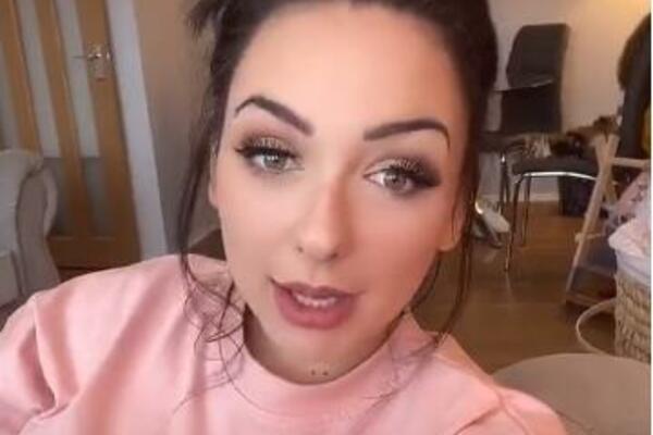 MLADA MAMA HTELA DA POSTANE POZNATA, A NAŠLA SE NA UDARU KRITIKA: "Zaboga, dete će tako doživeti FRAS"! (VIDEO)