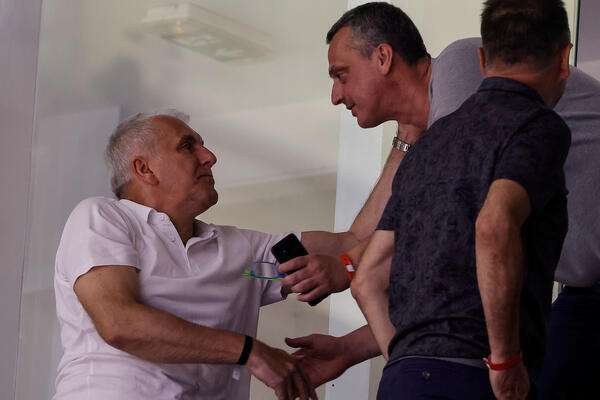 PRVI SUSRET RADONJIĆA I OBRADOVIĆA: Treneri Zvezde i Partizana prate srpske košarkaše sa tribina "Pionira"! (FOTO)