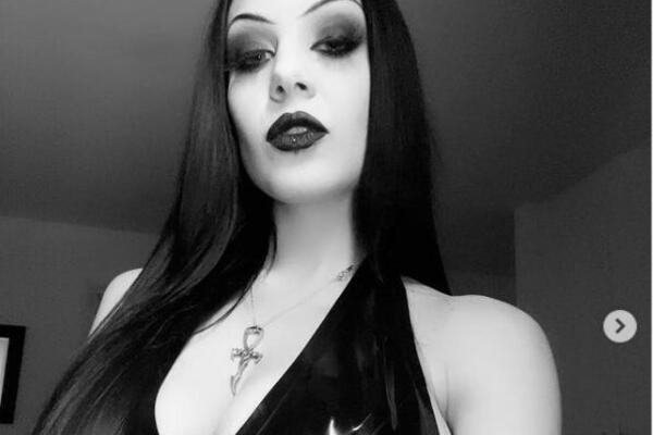 KOLIKO JE SAMO BOLESNA I IZOPAČENA OVA DEVOJKA: Ima nas raznih, ali NJENO LUDILO se ne MOŽE PREPRIČATI! Pazite samo